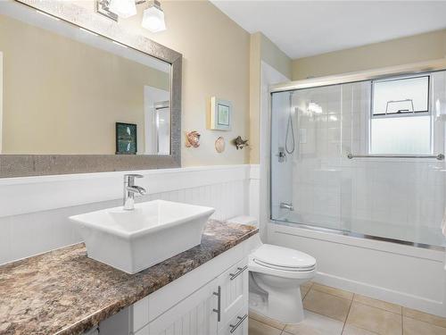 214 Hoylake Rd West, Qualicum Beach, BC - Indoor Photo Showing Bathroom
