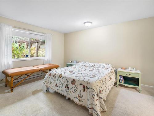 214 Hoylake Rd West, Qualicum Beach, BC - Indoor Photo Showing Bedroom