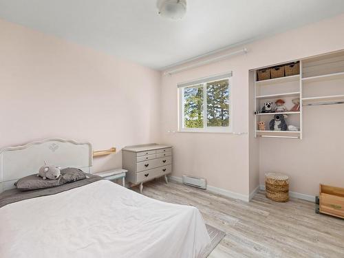 4075 Grange Rd, Saanich, BC - Indoor Photo Showing Bedroom