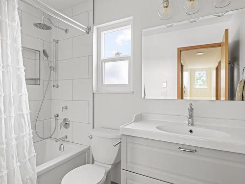 4075 Grange Rd, Saanich, BC - Indoor Photo Showing Bathroom