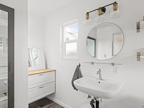 4075 Grange Rd, Saanich, BC - Indoor Photo Showing Bathroom