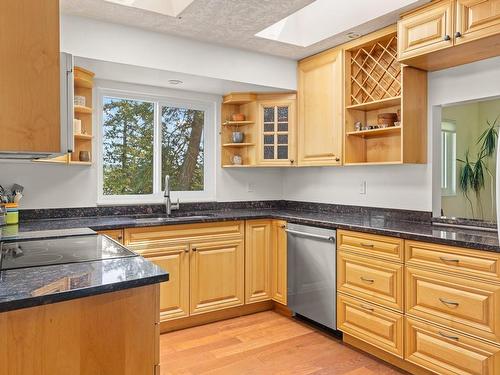 4075 Grange Rd, Saanich, BC - Indoor Photo Showing Kitchen