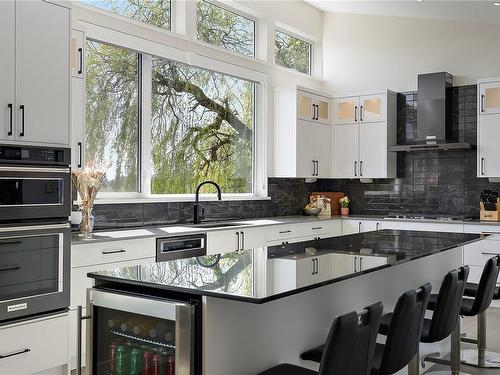 827 Royal Oak Ave, Saanich, BC - Indoor Photo Showing Kitchen With Upgraded Kitchen