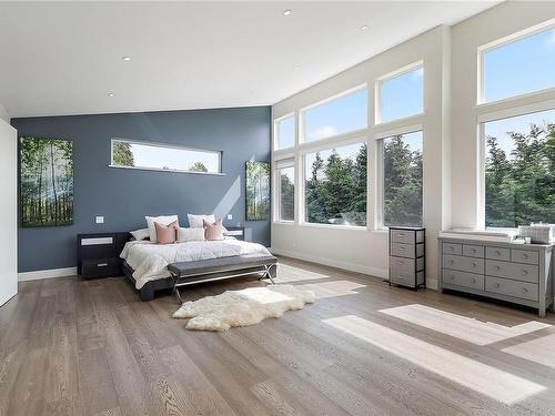 827 Royal Oak Ave, Saanich, BC - Indoor Photo Showing Bedroom