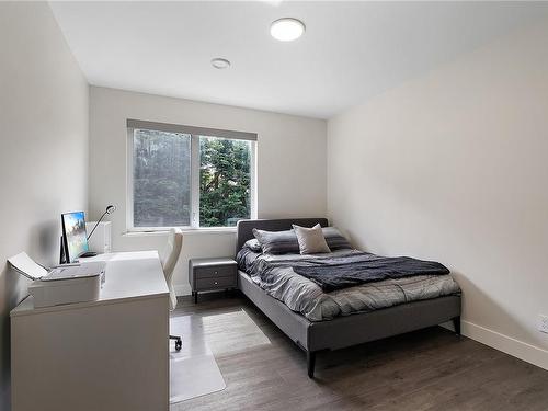 827 Royal Oak Ave, Saanich, BC - Indoor Photo Showing Bedroom