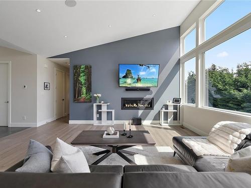 827 Royal Oak Ave, Saanich, BC - Indoor Photo Showing Living Room