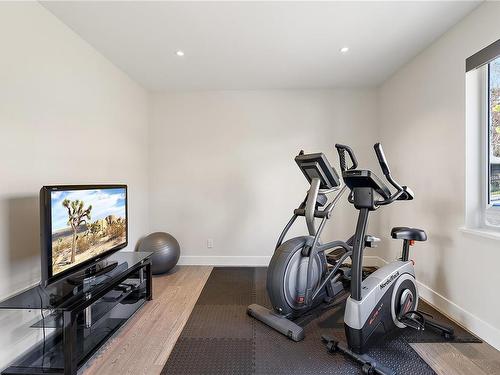 827 Royal Oak Ave, Saanich, BC - Indoor Photo Showing Gym Room