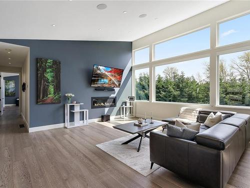 827 Royal Oak Ave, Saanich, BC - Indoor Photo Showing Living Room