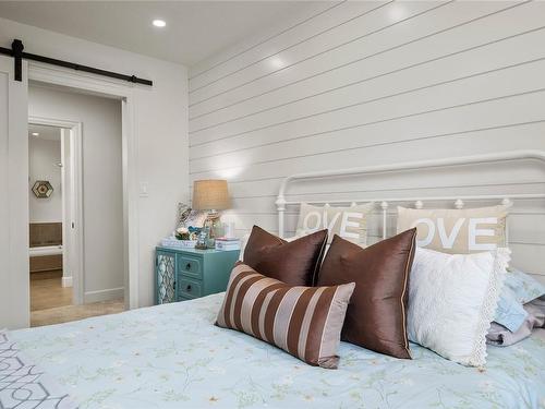 592 Viking Way, Parksville, BC - Indoor Photo Showing Bedroom