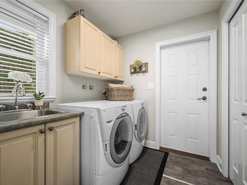 592 Viking Way, Parksville, BC - Indoor Photo Showing Laundry Room