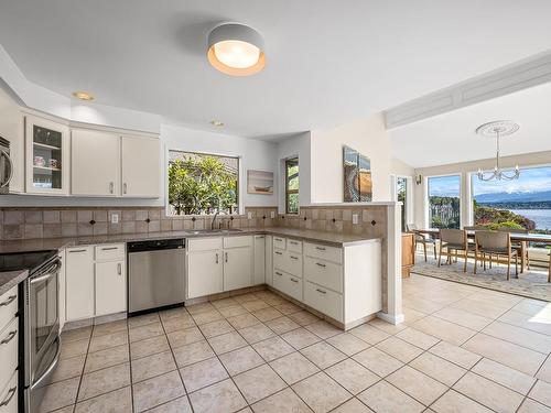 2327 Comox Ave, Comox, BC - Indoor Photo Showing Kitchen