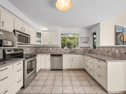 2327 Comox Ave, Comox, BC - Indoor Photo Showing Kitchen