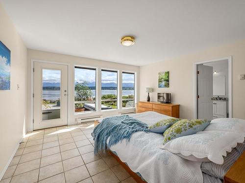 2327 Comox Ave, Comox, BC - Indoor Photo Showing Bedroom