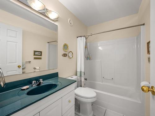 2327 Comox Ave, Comox, BC - Indoor Photo Showing Bathroom