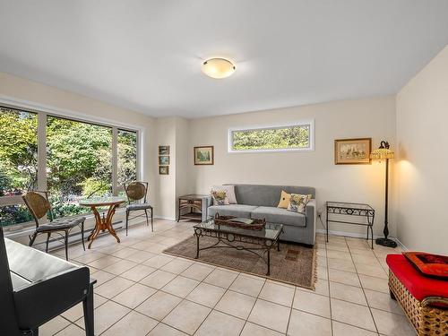 2327 Comox Ave, Comox, BC - Indoor Photo Showing Living Room