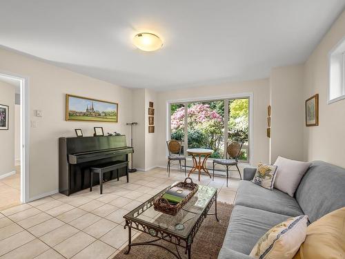 2327 Comox Ave, Comox, BC - Indoor Photo Showing Living Room