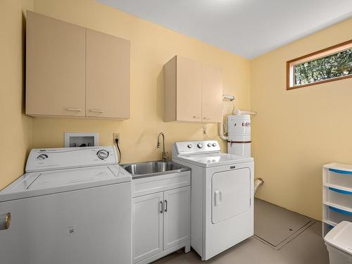 2327 Comox Ave, Comox, BC - Indoor Photo Showing Laundry Room