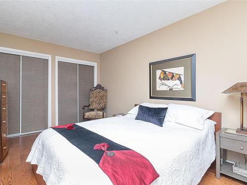 303-1361 Hillside Ave, Victoria, BC - Indoor Photo Showing Bedroom