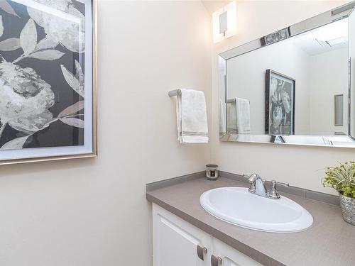 303-1361 Hillside Ave, Victoria, BC - Indoor Photo Showing Bathroom