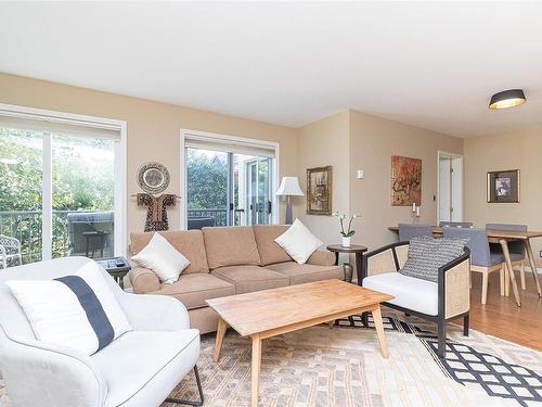 303-1361 Hillside Ave, Victoria, BC - Indoor Photo Showing Living Room