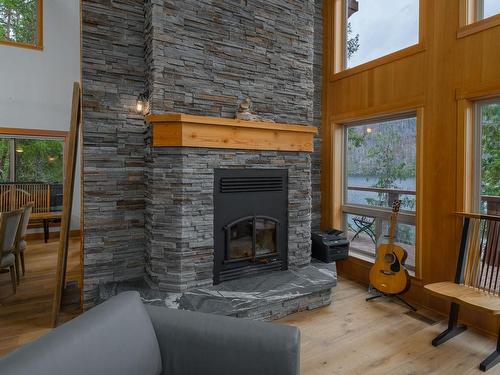 10672 Taylor Arm Dr, Port Alberni, BC - Indoor Photo Showing Living Room With Fireplace