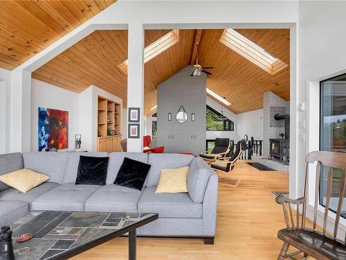 9227 Invermuir Rd, Sooke, BC - Indoor Photo Showing Living Room