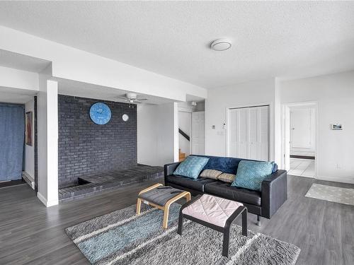 9227 Invermuir Rd, Sooke, BC - Indoor Photo Showing Living Room