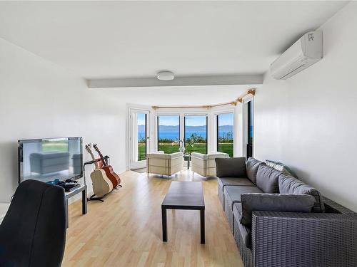 9227 Invermuir Rd, Sooke, BC - Indoor Photo Showing Living Room