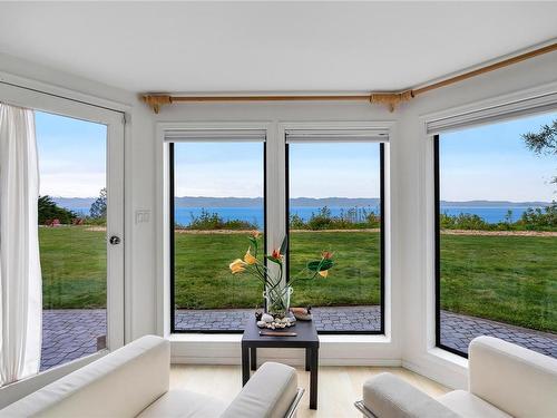 9227 Invermuir Rd, Sooke, BC - Indoor Photo Showing Living Room