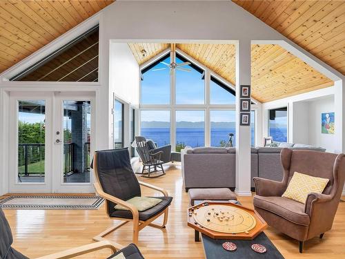 9227 Invermuir Rd, Sooke, BC - Indoor Photo Showing Living Room