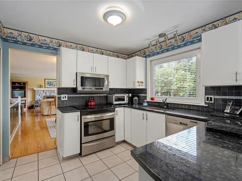 6217 Icarus Dr, Nanaimo, BC - Indoor Photo Showing Kitchen