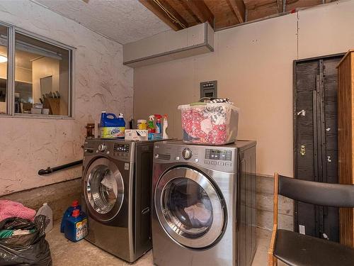 1810 San Lorenzo Ave, Saanich, BC - Indoor Photo Showing Laundry Room