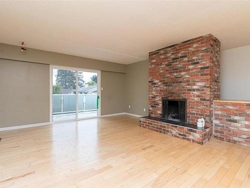 1810 San Lorenzo Ave, Saanich, BC - Indoor Photo Showing Living Room With Fireplace