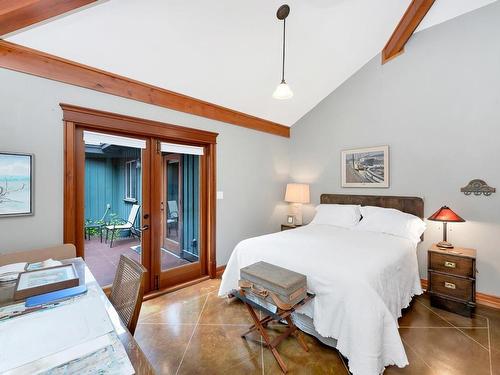 2021 Mable Rd, Shawnigan Lake, BC - Indoor Photo Showing Bedroom