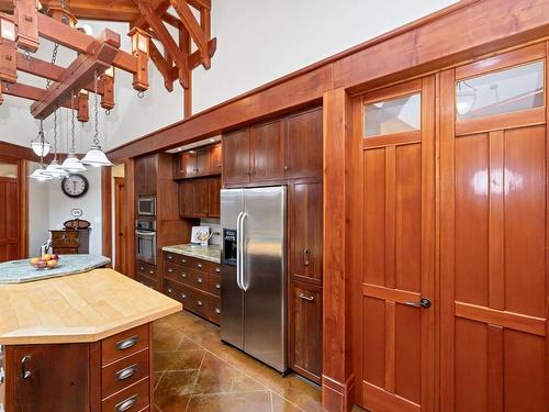 2021 Mable Rd, Shawnigan Lake, BC - Indoor Photo Showing Kitchen