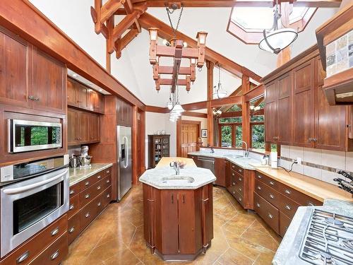 2021 Mable Rd, Shawnigan Lake, BC - Indoor Photo Showing Kitchen