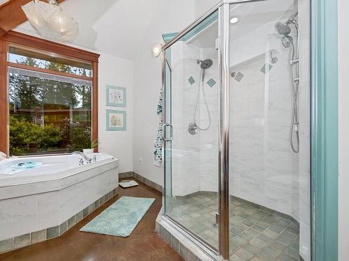 2021 Mable Rd, Shawnigan Lake, BC - Indoor Photo Showing Bathroom