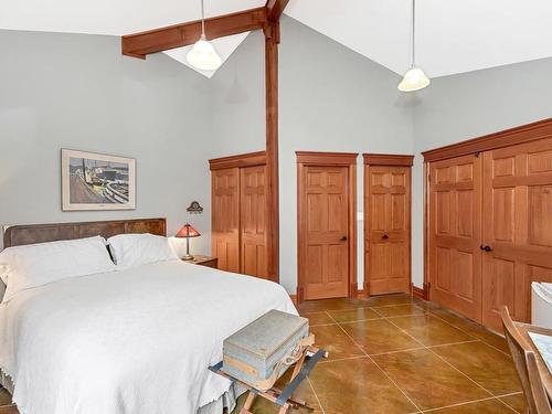 2021 Mable Rd, Shawnigan Lake, BC - Indoor Photo Showing Bedroom