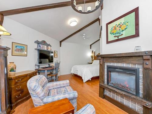 2021 Mable Rd, Shawnigan Lake, BC - Indoor Photo Showing Living Room With Fireplace
