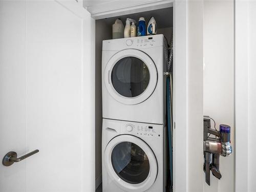 103-9710 Fourth St, Sidney, BC - Indoor Photo Showing Laundry Room