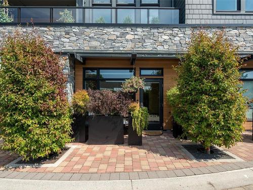 103-9710 Fourth St, Sidney, BC - Outdoor
