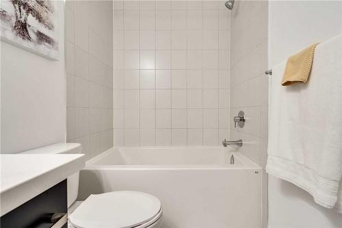 33 Soho Street, Hamilton, ON - Indoor Photo Showing Bathroom