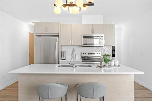 479 Charlton Avenue E|Unit #404, Hamilton, ON - Indoor Photo Showing Kitchen With Upgraded Kitchen