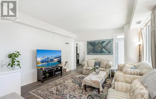 509 - 9000 Jane Street, Vaughan, ON - Indoor Photo Showing Living Room