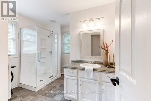 730 Grand View Avenue, Burlington, ON - Indoor Photo Showing Bathroom