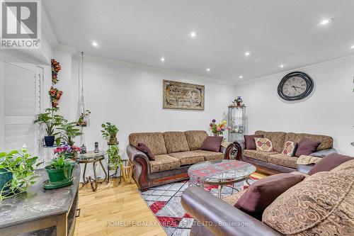 14 Large Court, Brampton, ON - Indoor Photo Showing Living Room