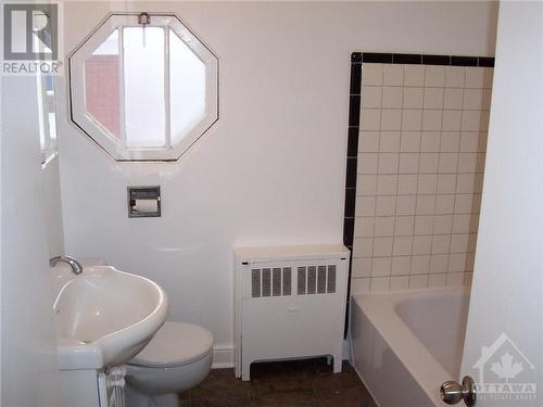 879 Kirkwood Avenue, Ottawa, ON - Indoor Photo Showing Bathroom