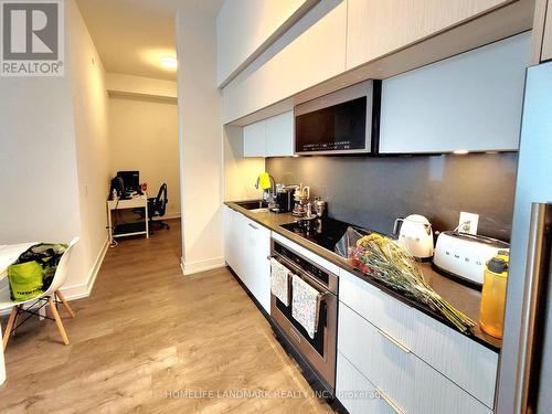 622 - 25 Adra Grado Way, Toronto, ON - Indoor Photo Showing Kitchen With Upgraded Kitchen