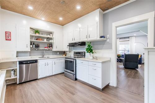 463 Charlton Avenue, Hamilton, ON - Indoor Photo Showing Kitchen