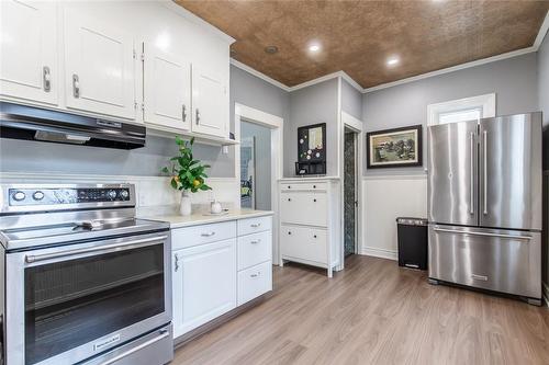 463 Charlton Avenue, Hamilton, ON - Indoor Photo Showing Kitchen